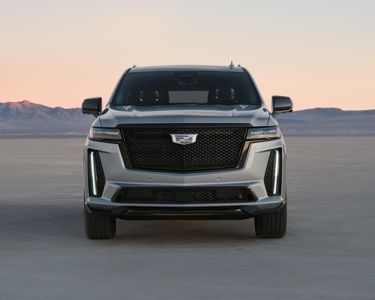 Серебристый внедорожник Cadillac Escalade-V 2023 года вид спереди