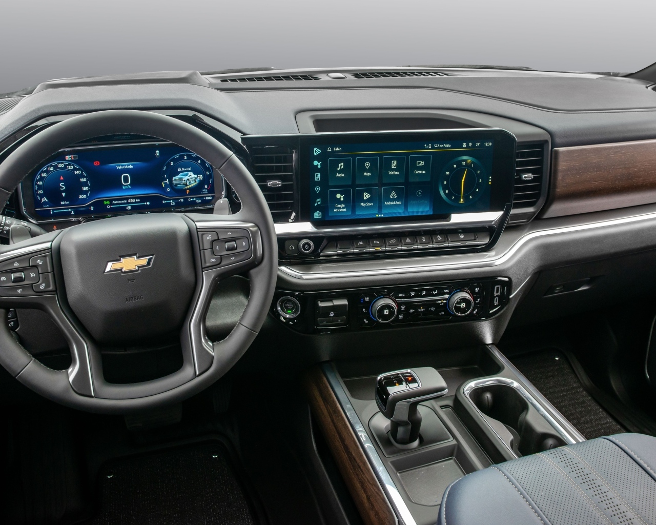 Салон автомобиля Chevrolet Silverado 2023 года