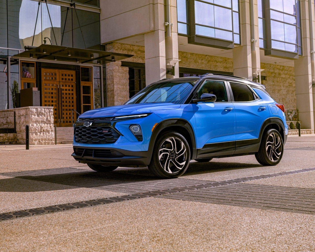 Синий кроссовер Chevrolet TrailBlazer RS 2024 года