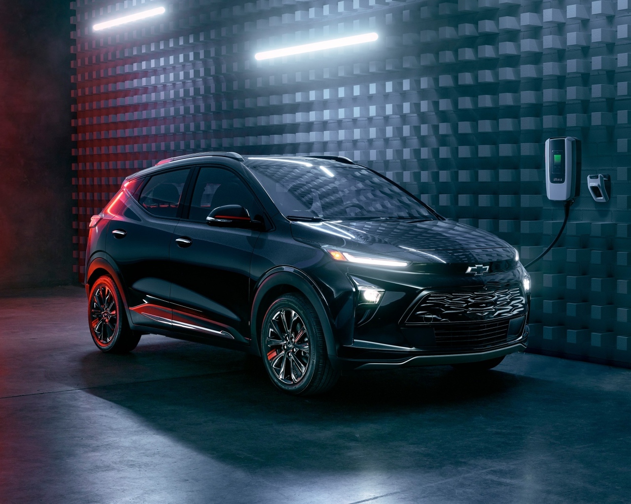 Электрокар Chevrolet Bolt на заправке