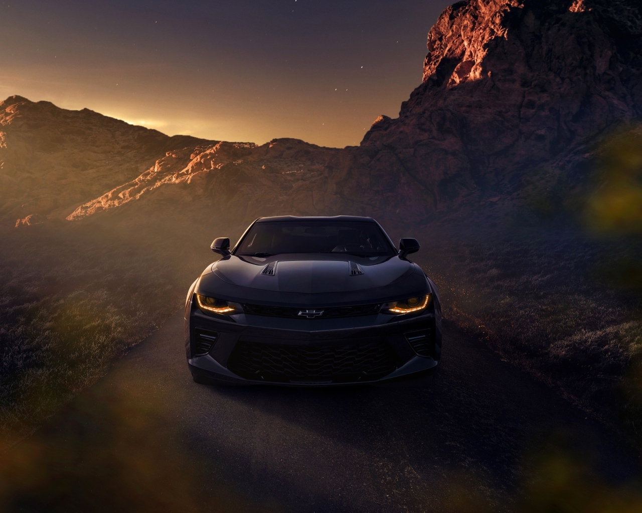 Автомобиль Chevrolet Camaro SS в горах