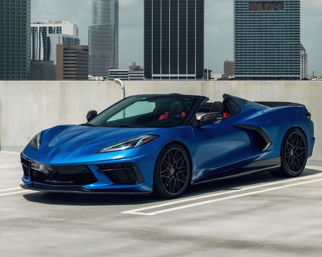 Быстрый синий автомобиль Chevrolet Corvette C8