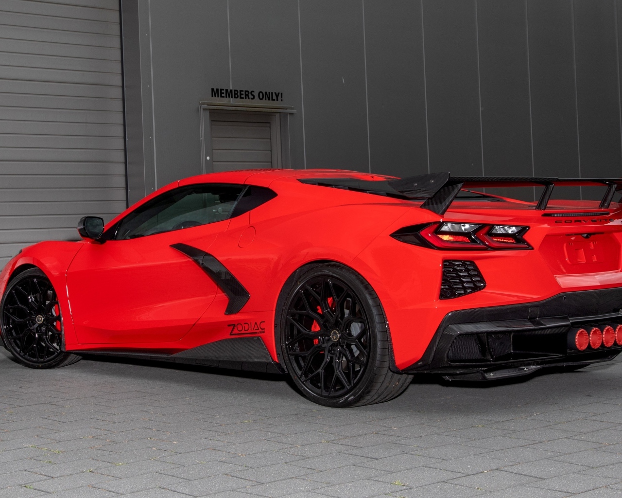 Вид сзади на красный автомобиль Chevrolet Corvette Zodiac 2023 года