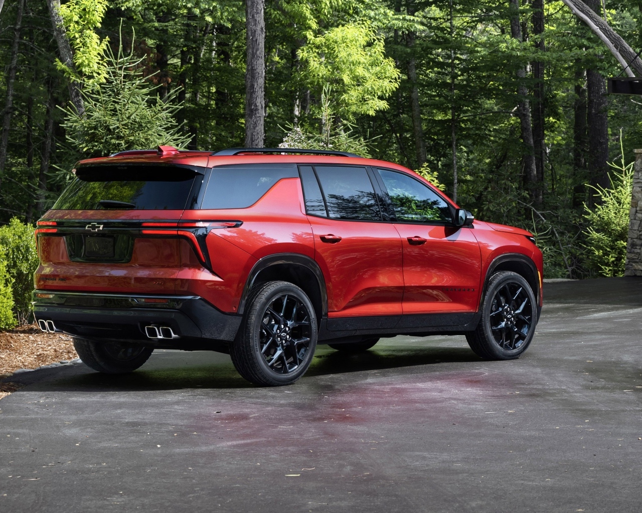 Вид сзади на красный внедорожник Chevrolet Traverse RS 2024 года