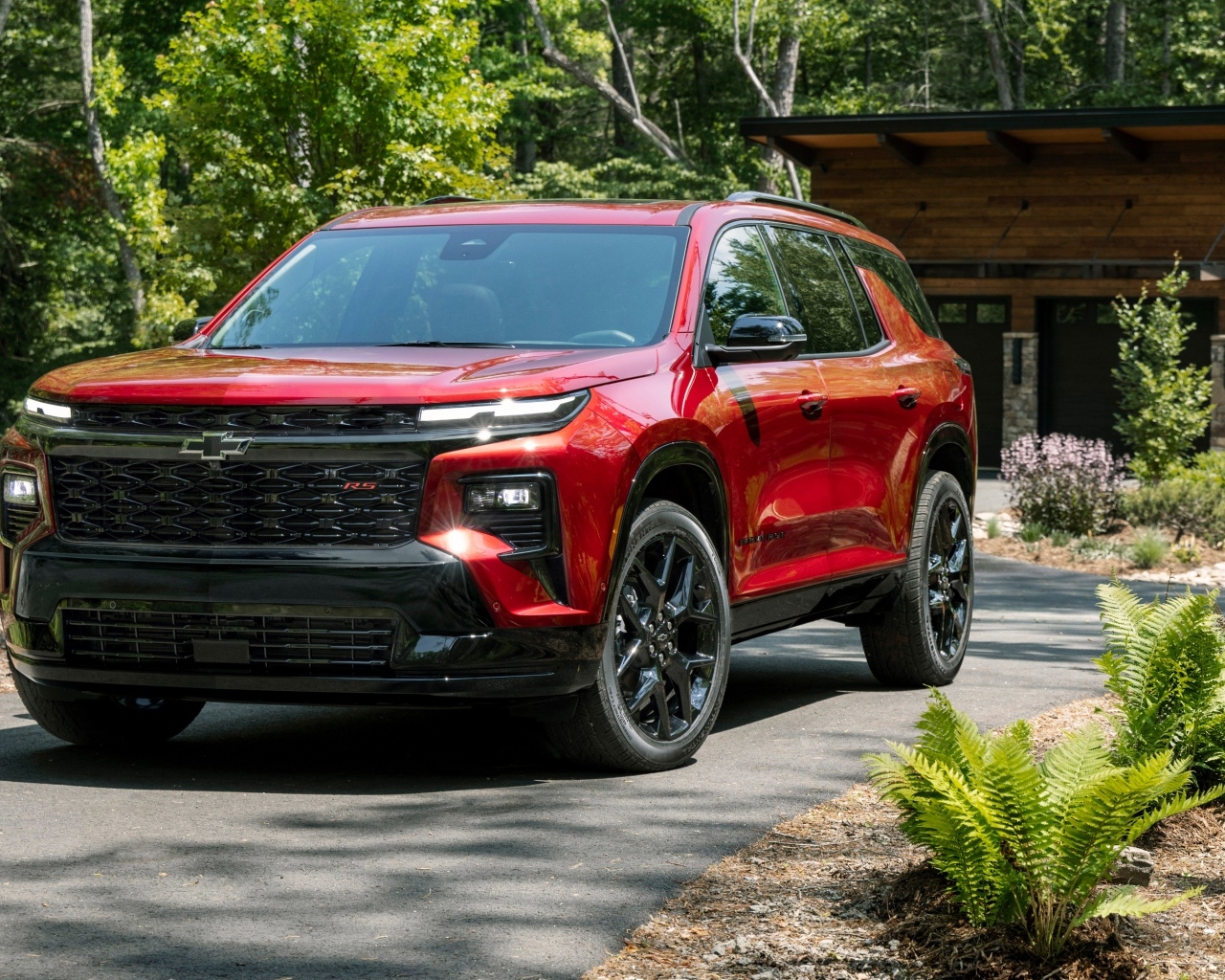 Красный внедорожник Chevrolet Traverse RS 2024 года