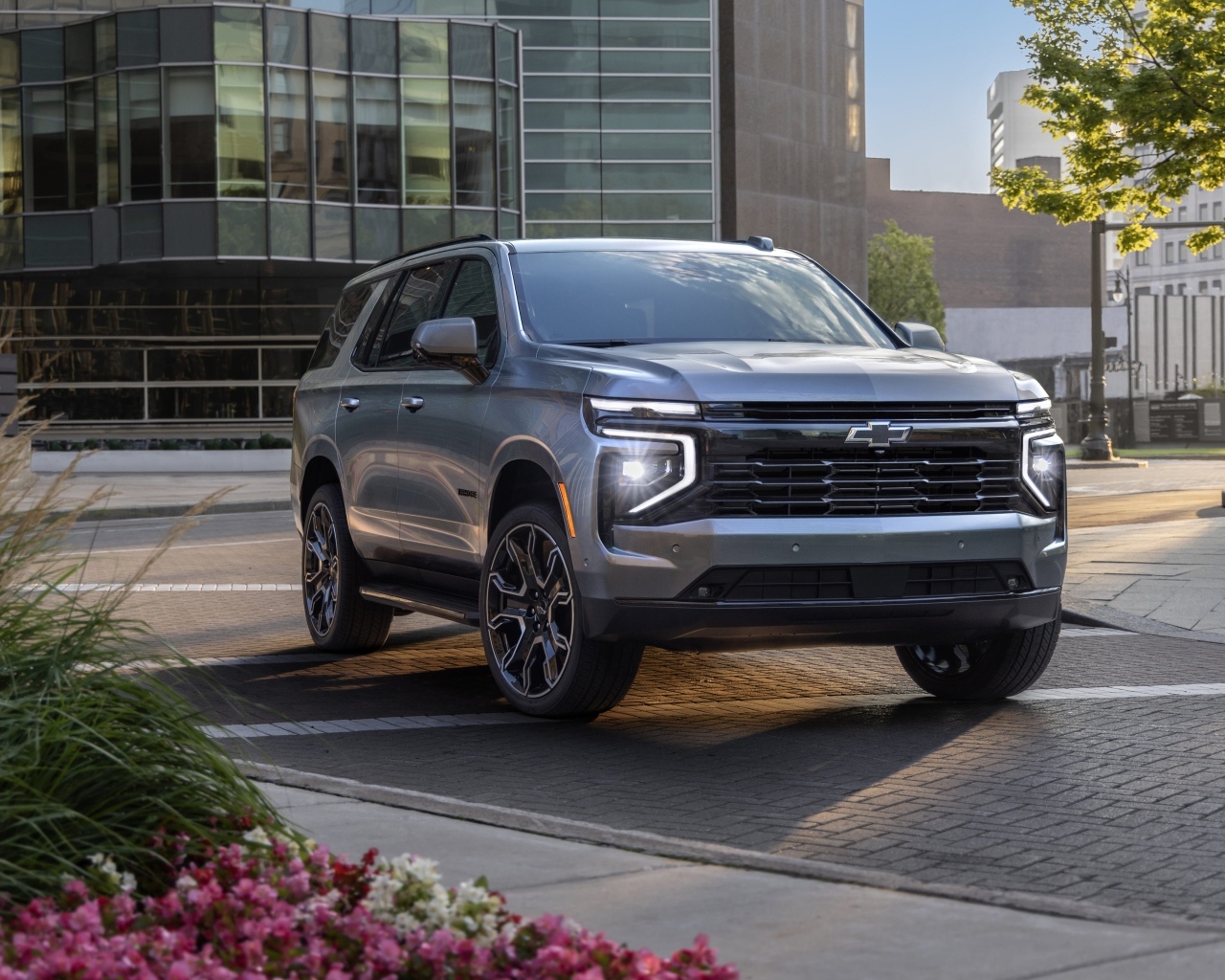 Серебристый внедорожник Chevrolet Tahoe RST 2025  года