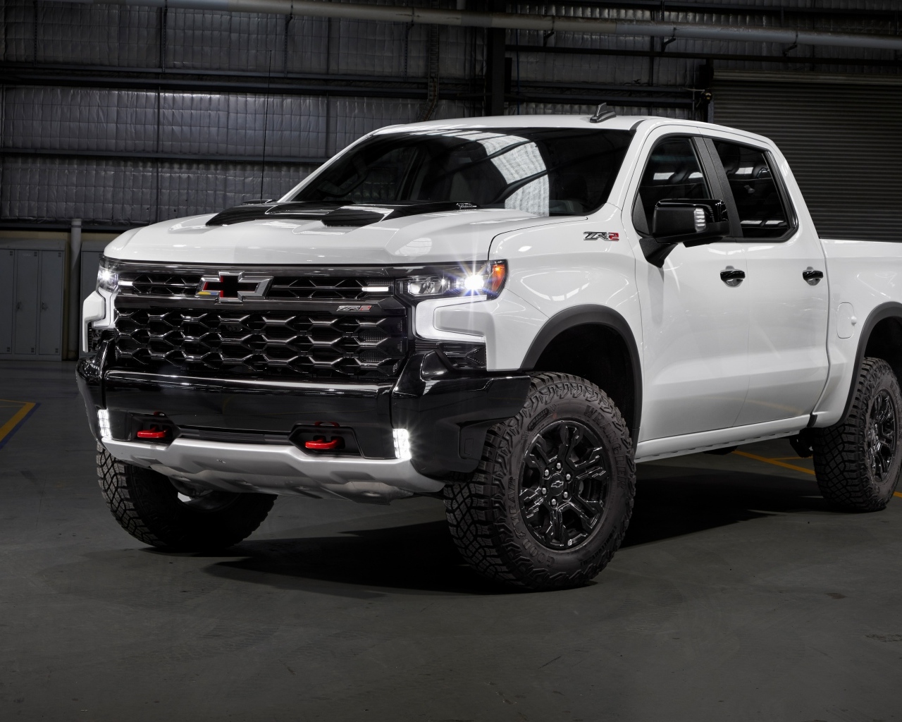Белый пикап Chevrolet Silverado ZR2 в гараже