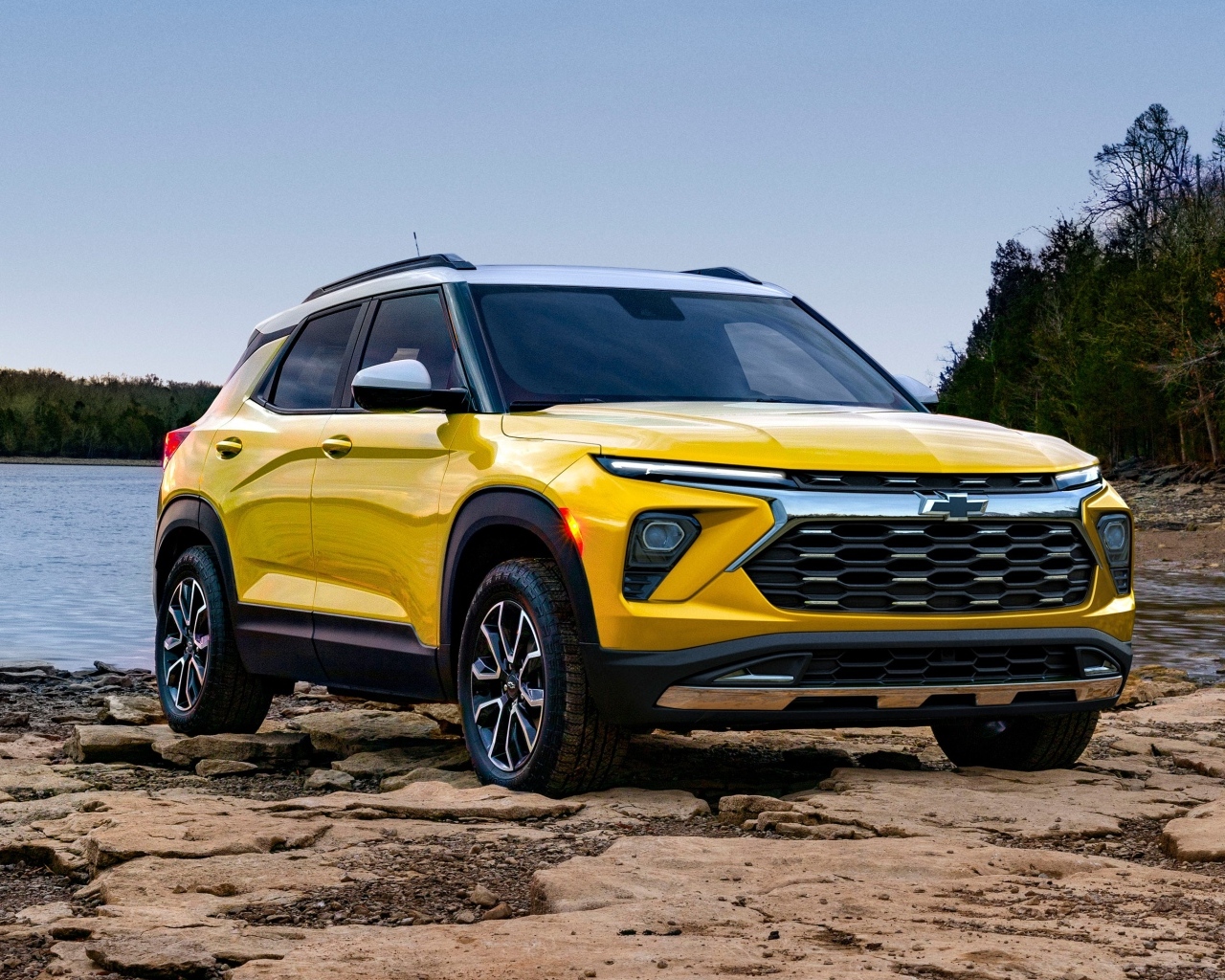 Желтый автомобиль Chevrolet TrailBlazer Activ 2024