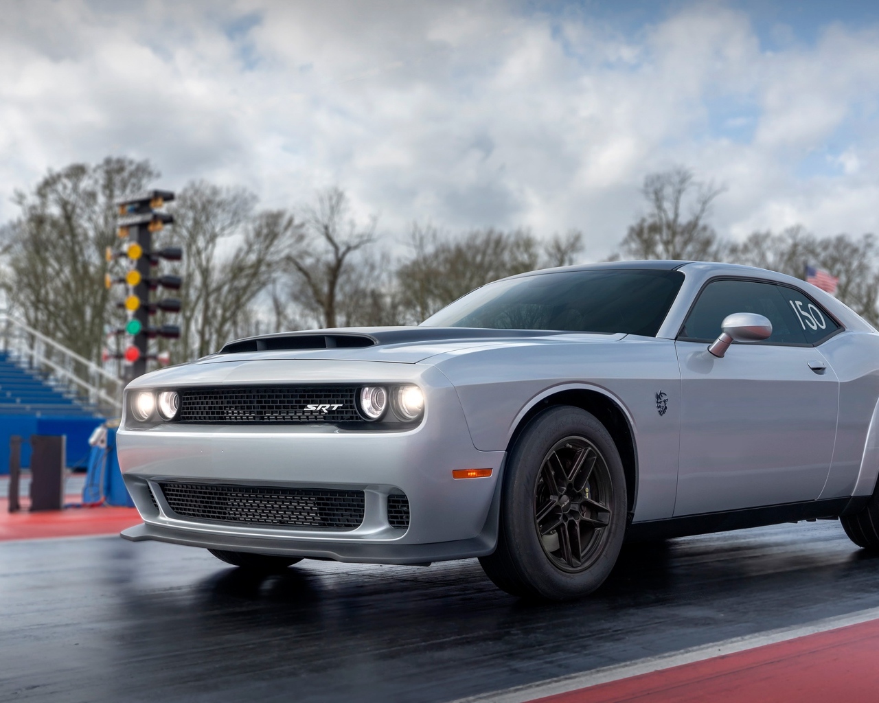 Быстрый автомобиль Dodge Challenger SRT Demon 2023 года