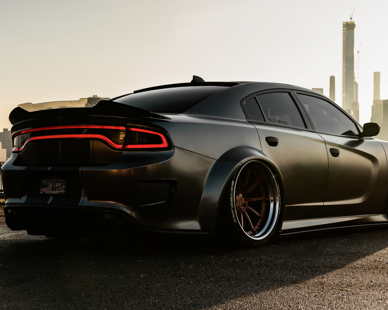Черный автомобиль Dodge Charger Hellcat Enforcer  вид сзади