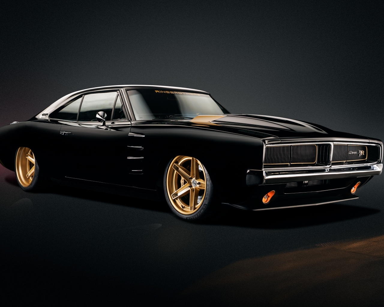 Черный ретро автомобиль Dodge Charger Tusk 1969 года