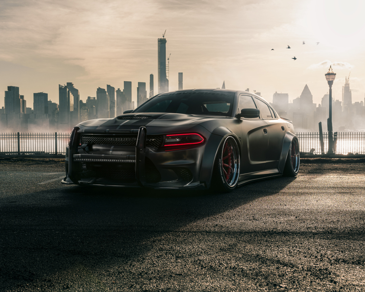 Автомобиль Dodge Charger Hellcat Enforcer на фоне города