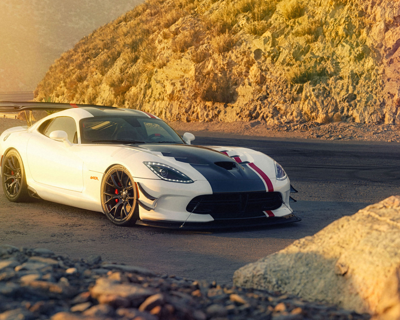 Автомобиль Dodge Viper ACR в горах