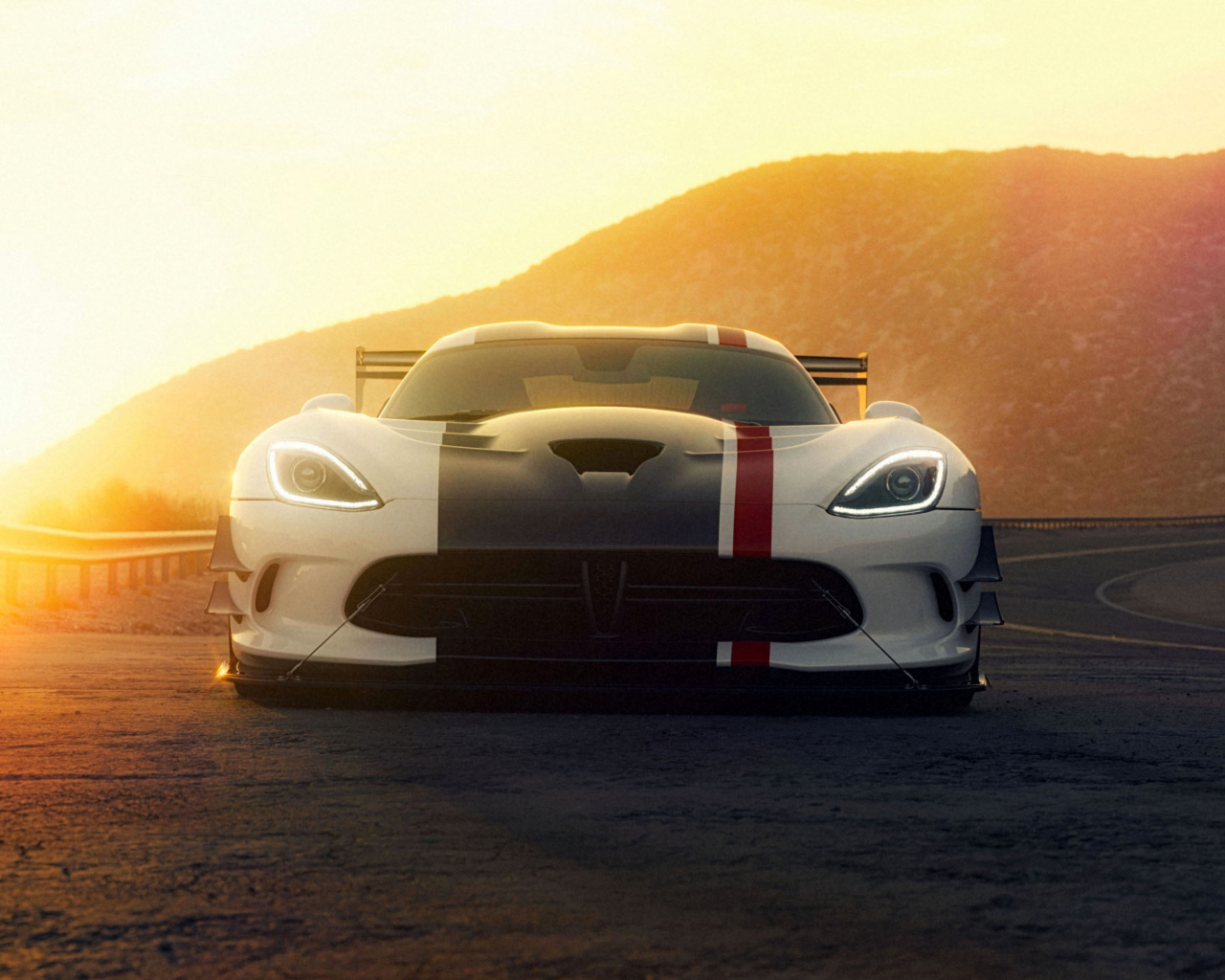Автомобиль Dodge Viper ACR в лучах солнца
