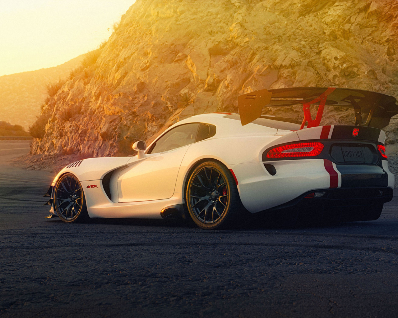 Автомобиль Dodge Viper ACR  вид сзади