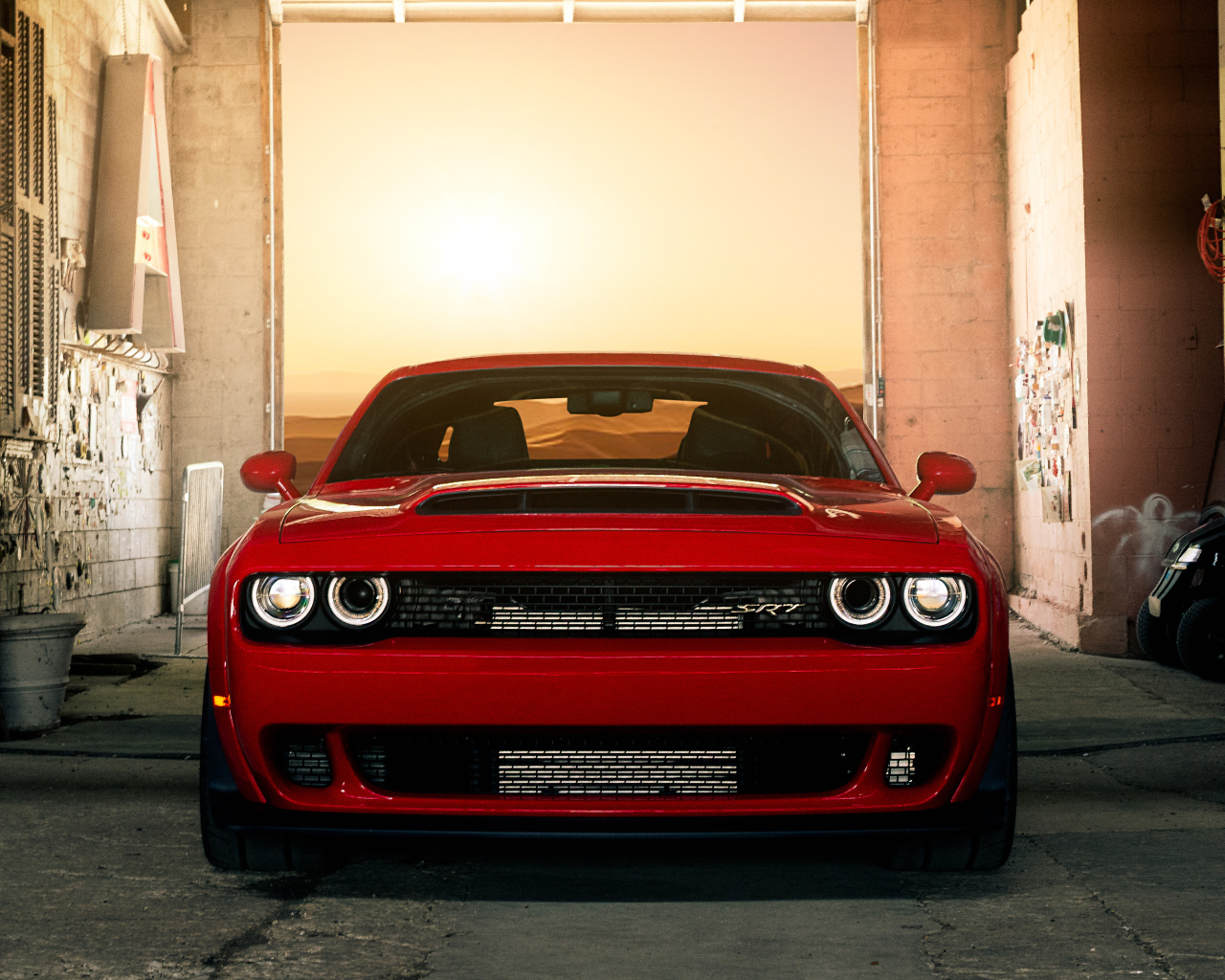Красный автомобиль Dodge Challenger SRT Demon в гараже