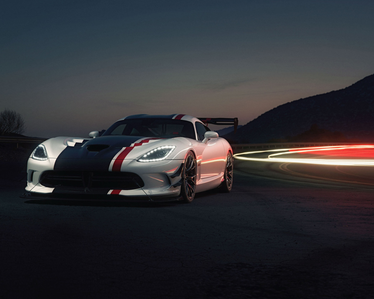 Спортивный Dodge Viper ACR на дороге ночью