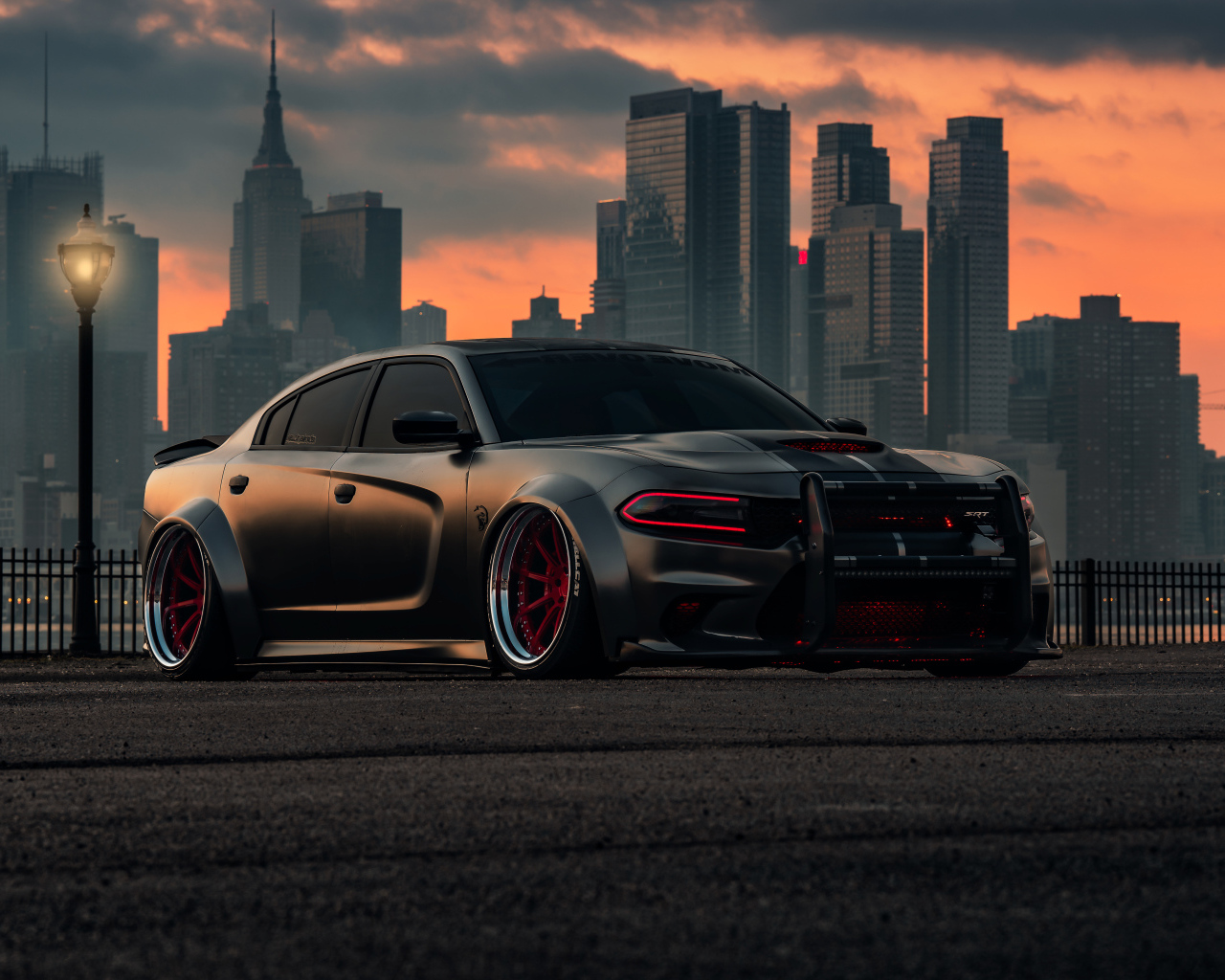 Стильный дорогой автомобиль Dodge Charger Hellcat Enforcer