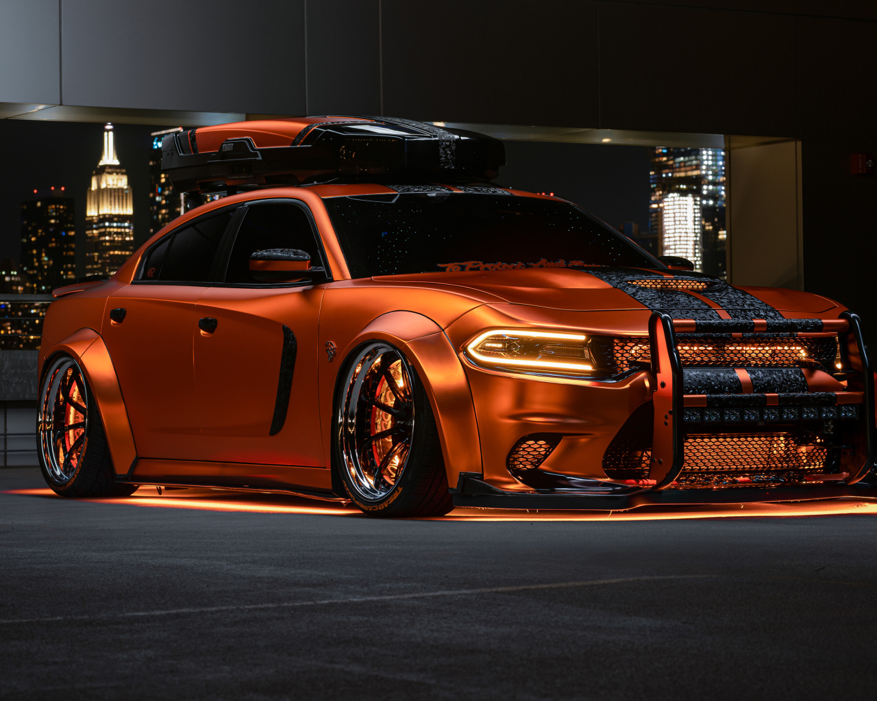 Стильный блестящий автомобиль Dodge Charger
