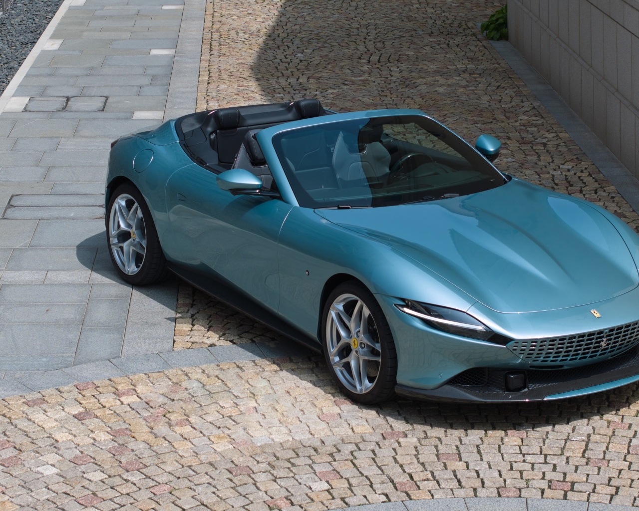 Автомобиль Ferrari Roma Spider 2023  года