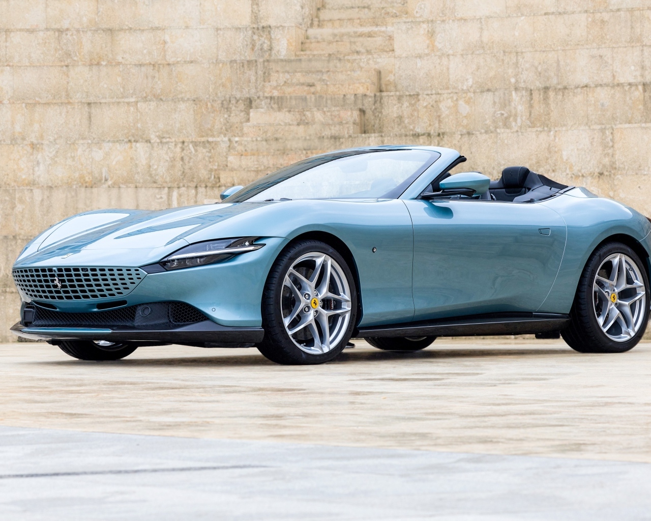 Кабриолет Ferrari Roma Spider 2023 года