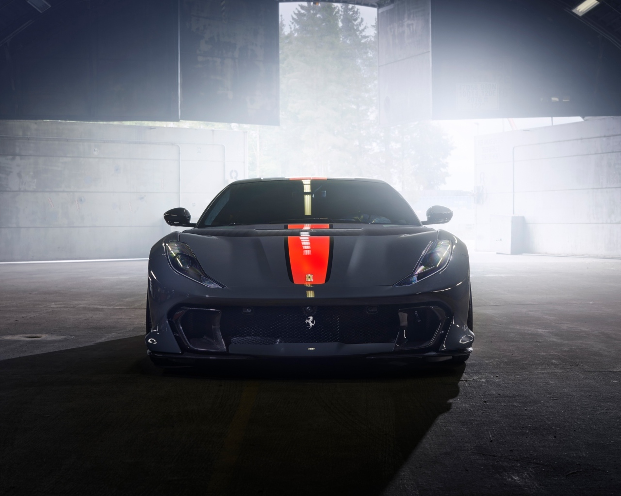 Красивый автомобиль Ferrari 812 вид спереди