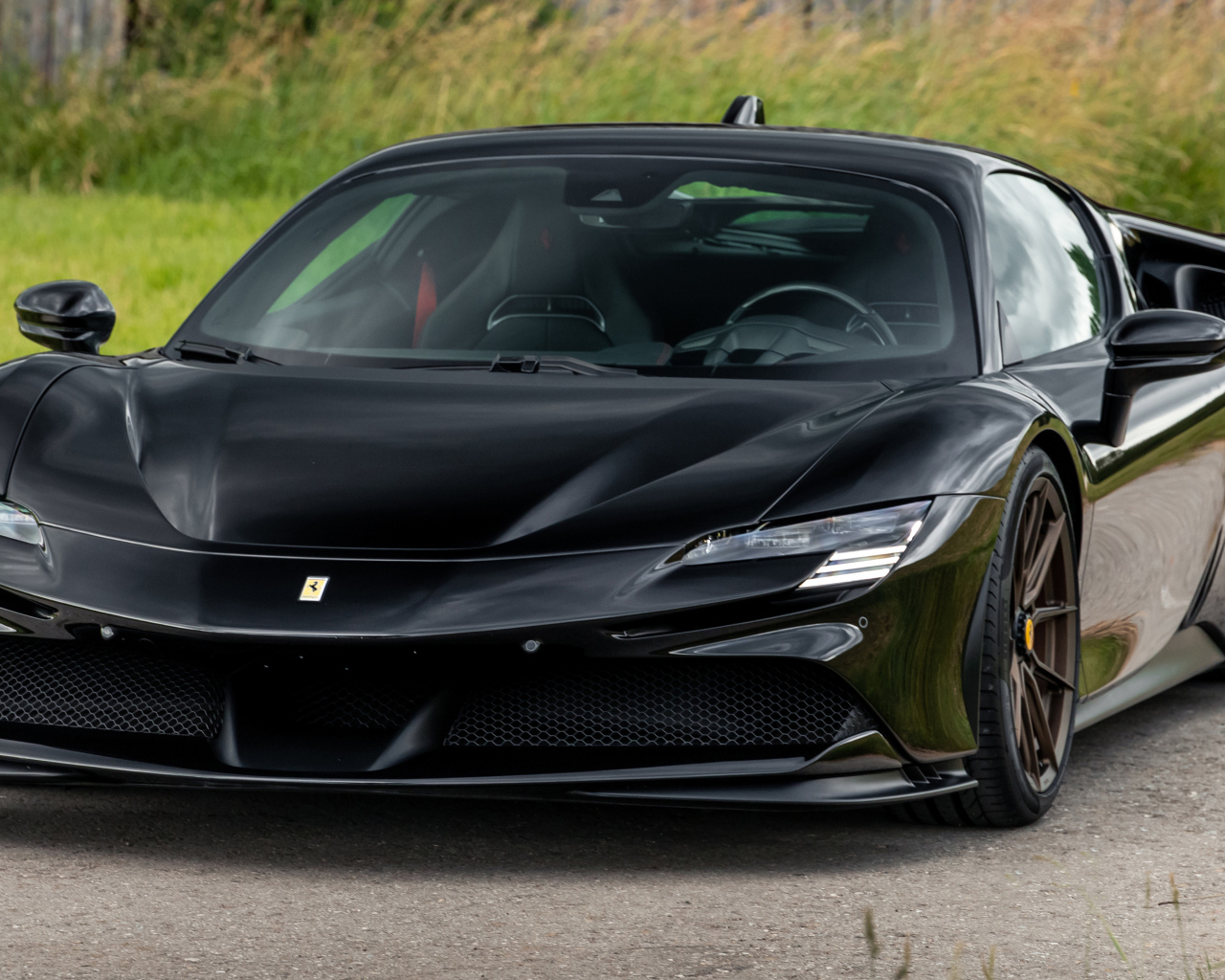 Черный Novitec Ferrari SF90 Stradale вид спереди