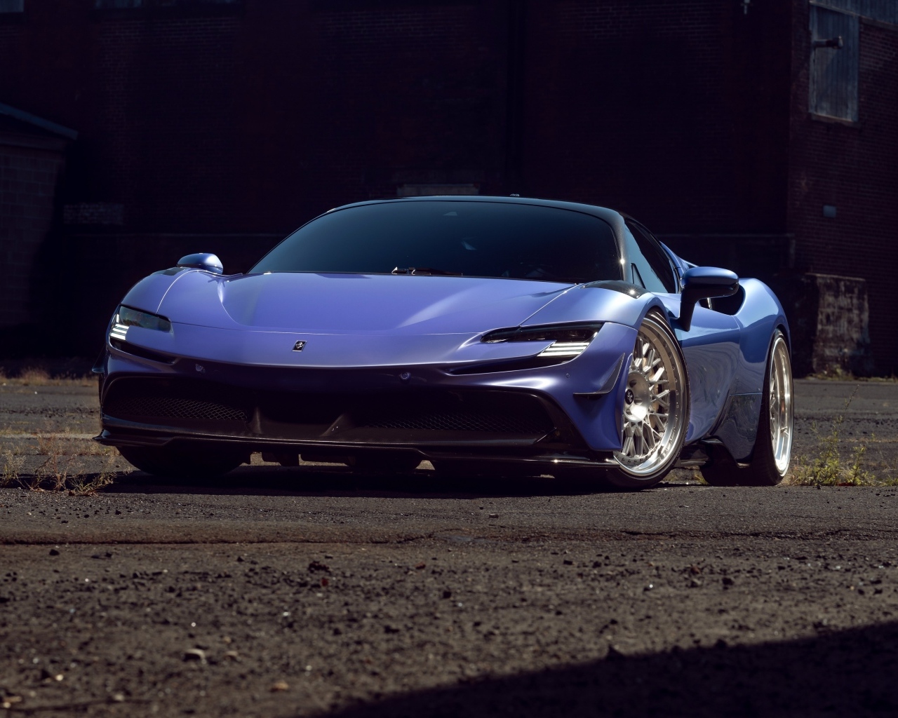 Синий автомобиль Ferrari SF90 Spider вид спереди