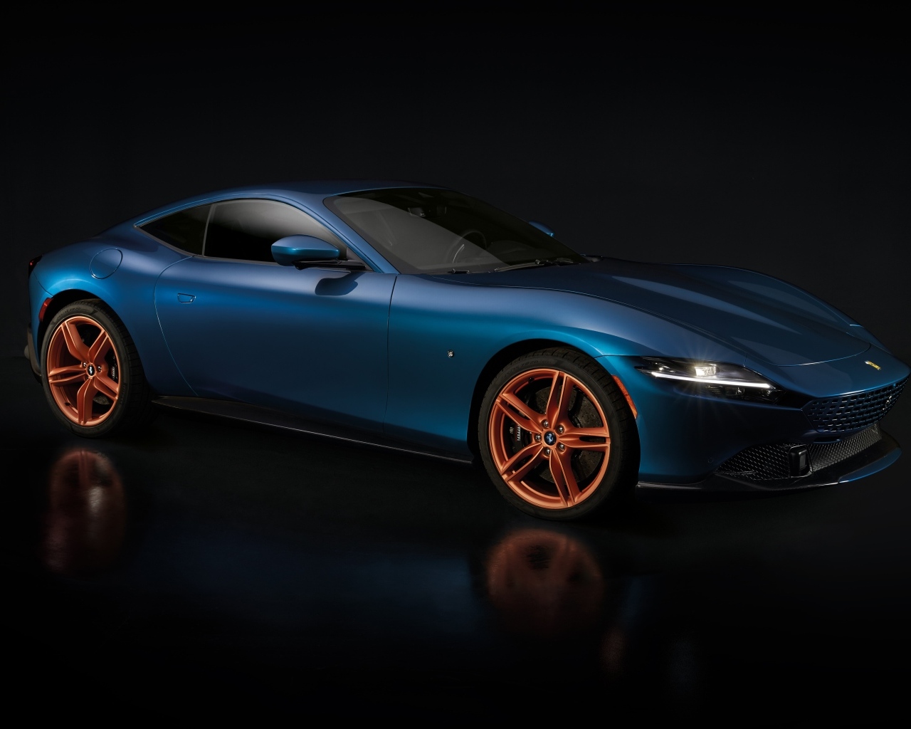 Синий автомобиль Ferrari Roma Tailor на черном фоне