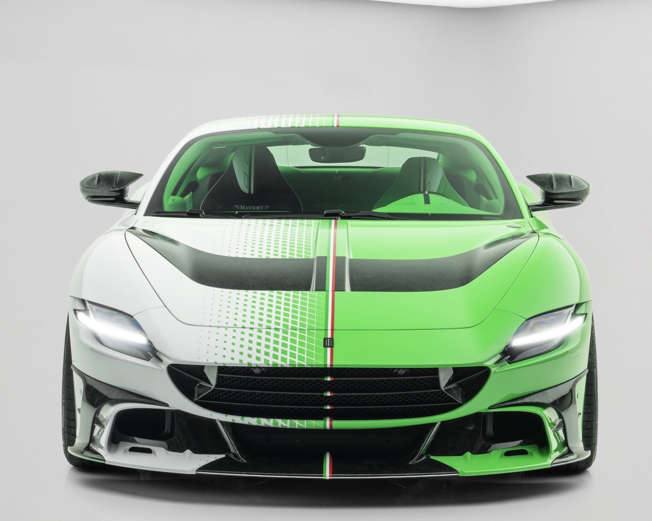 Автомобиль Mansory Tempesta Verde Ferrari Roma вид спереди