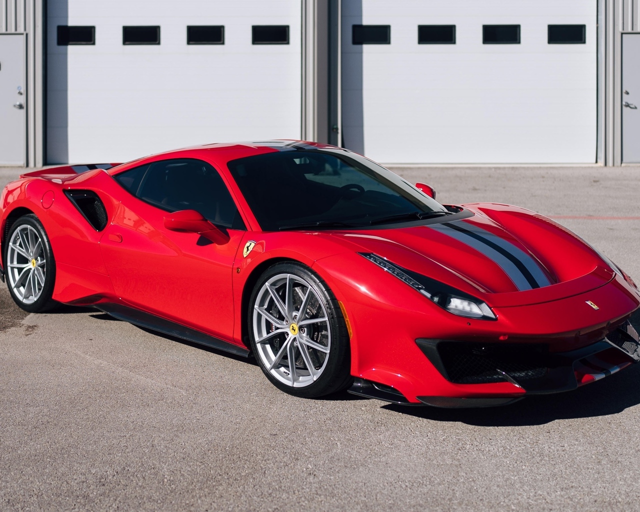 Дорогой красный автомобиль Ferrari 488 Pista