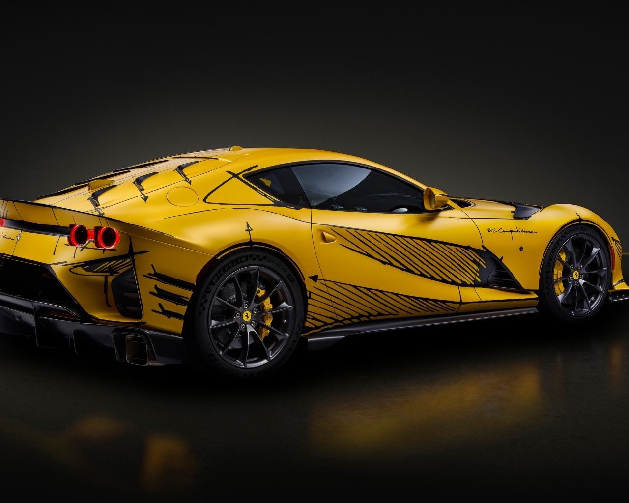 Дорогой спортивный автомобиль Ferrari 812 вид сзади