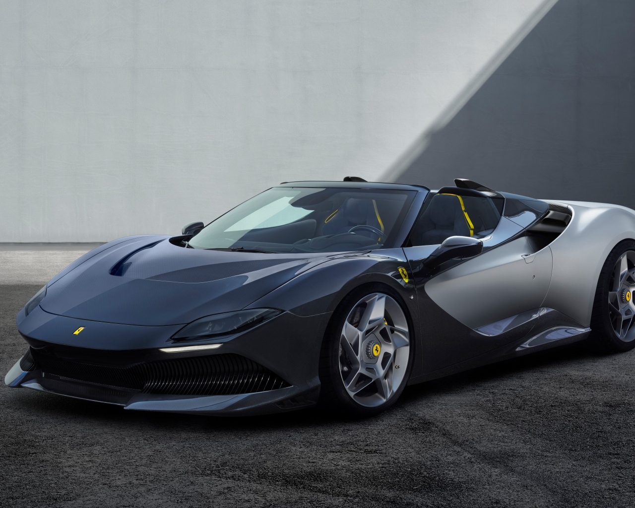 Быстрый автомобиль Ferrari SP-8