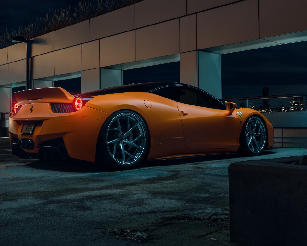 Автомобиль Ferrari 458  вид сзади