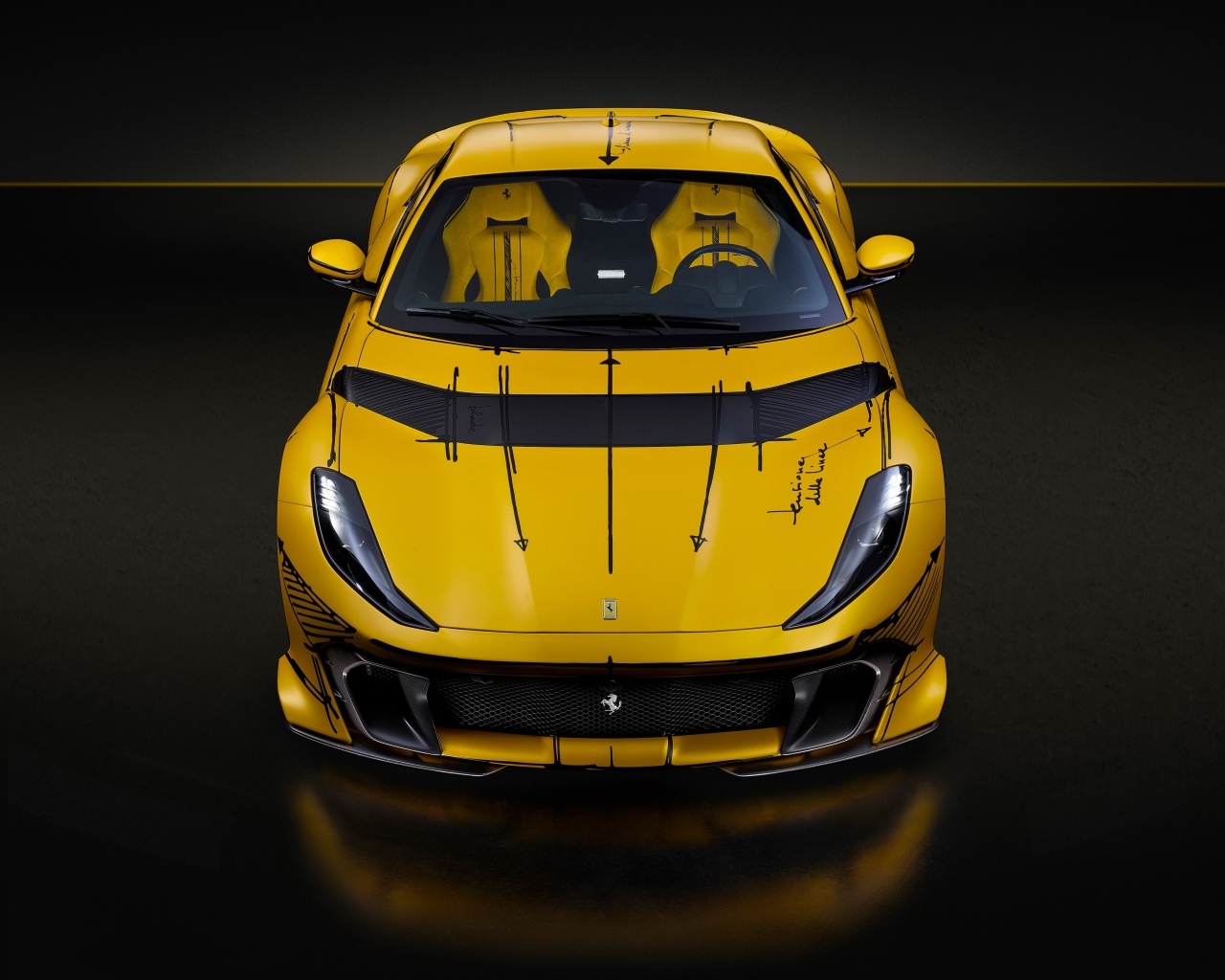 Автомобиль Ferrari 812  года на черном фоне