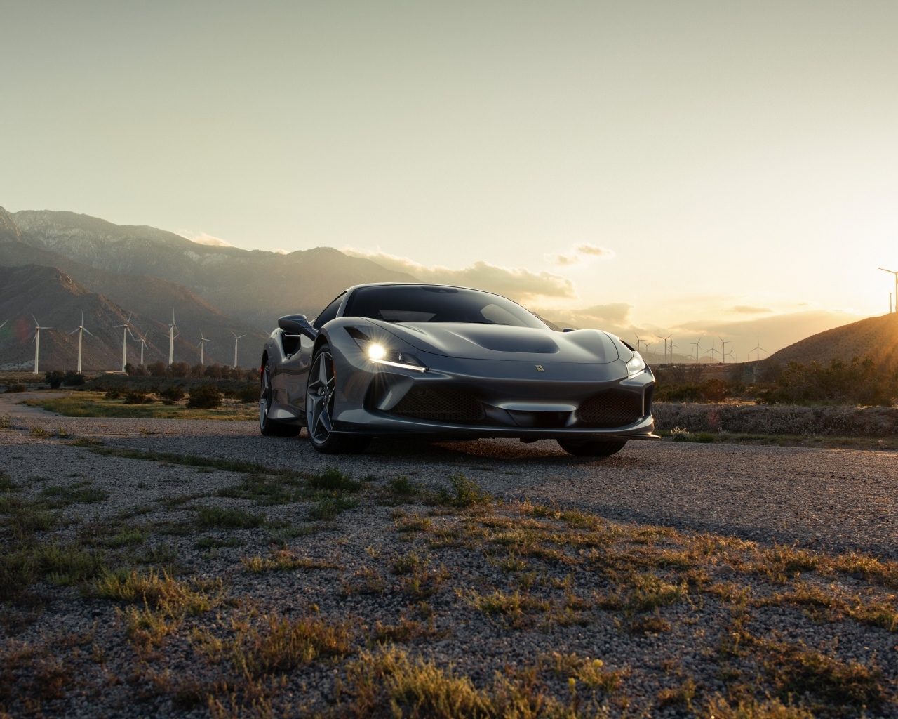 Автомобиль Ferrari F8 Tributo в лучах солнца