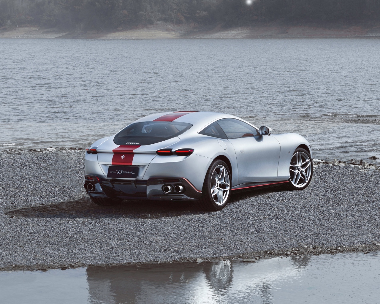 Автомобиль Ferrari Roma 30th Anniversary 2023 у воды