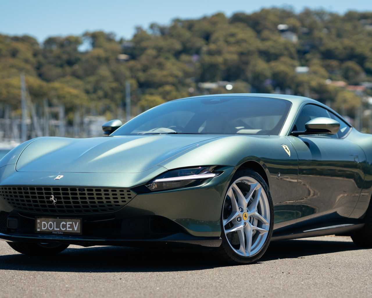 Автомобиль Ferrari Roma