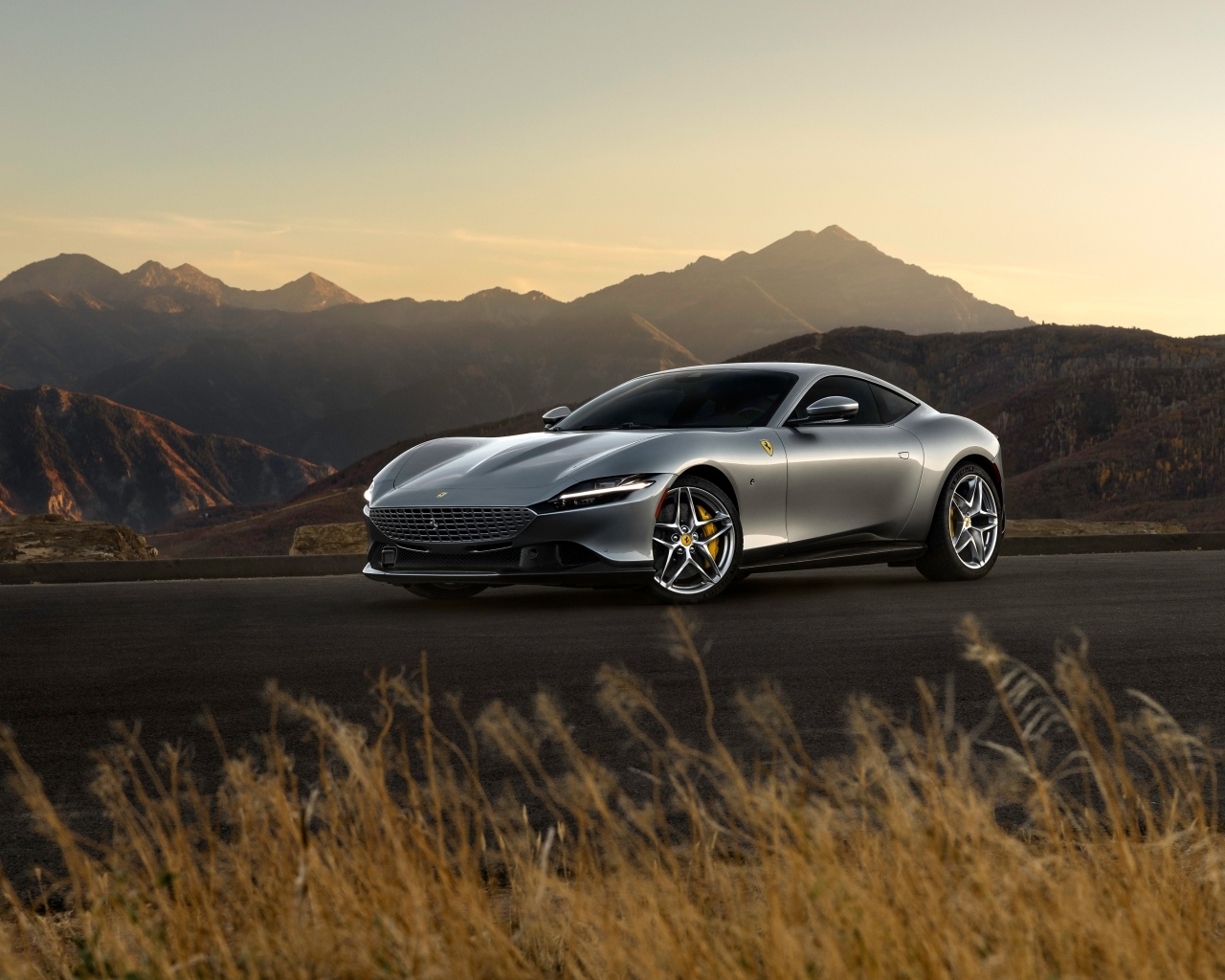 Автомобиль Ferrari Roma на фоне гор