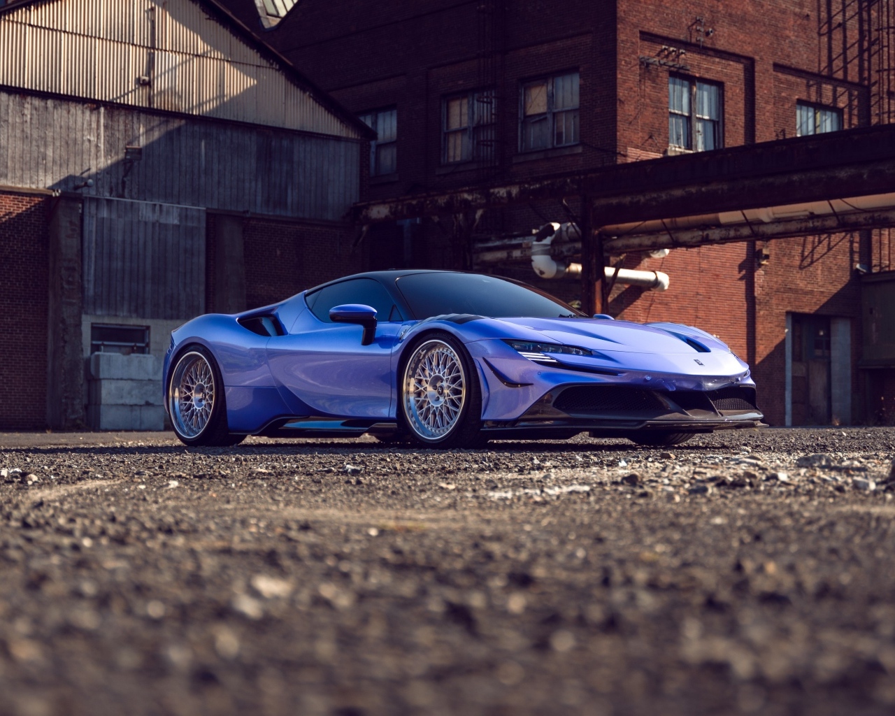 Автомобиль Ferrari SF90 Spider на фоне здания