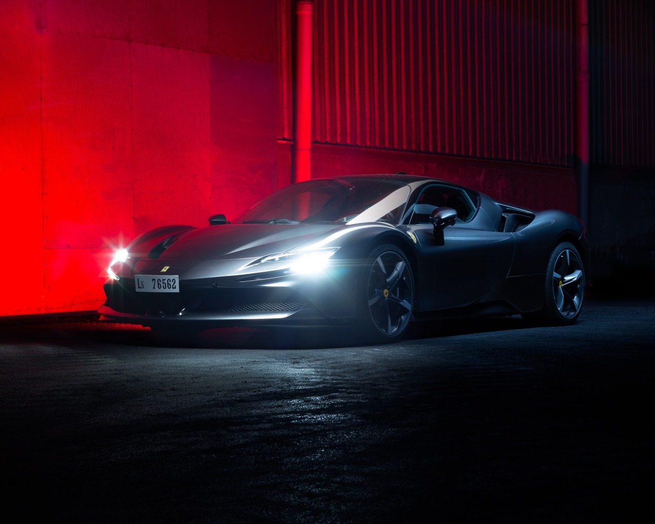 Автомобиль Ferrari SF90 Stradale с включенными фарами на красном фоне