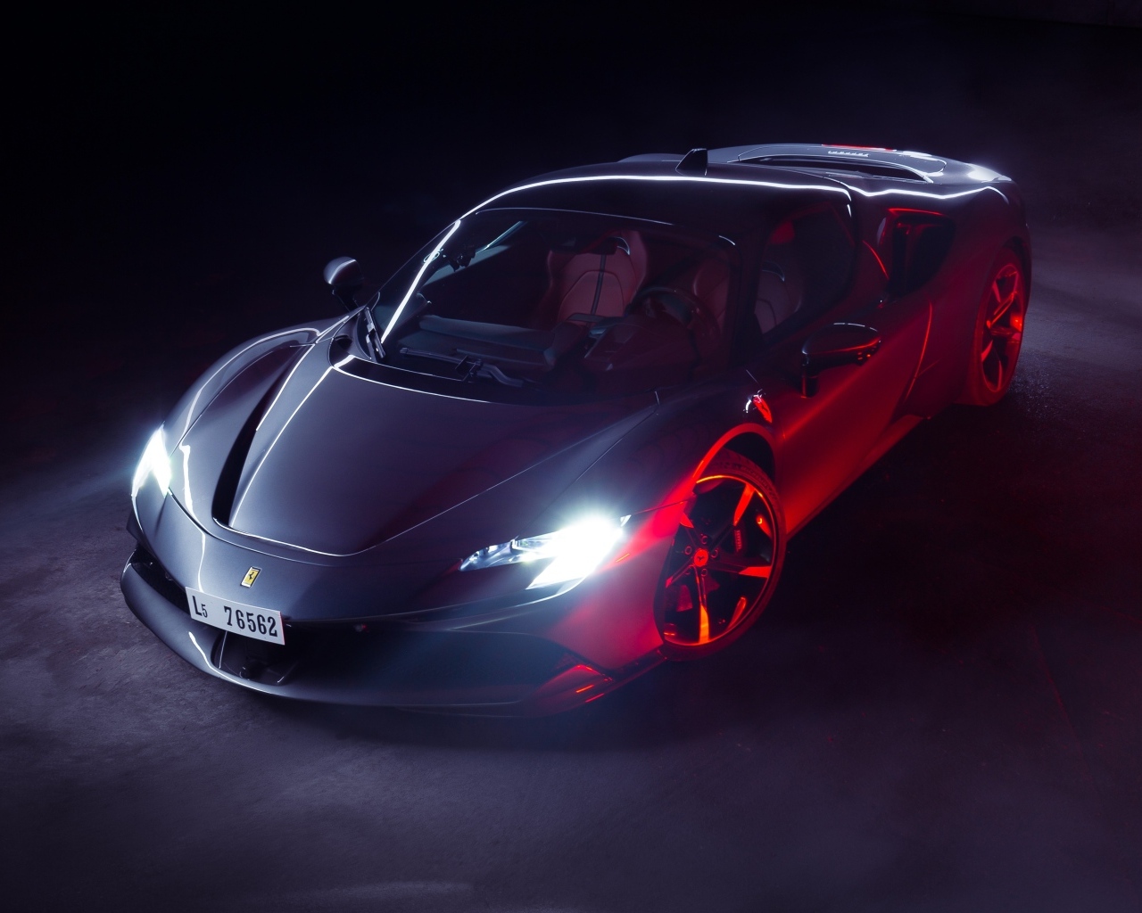 Автомобиль Ferrari SF90 Stradale с включенными фарами