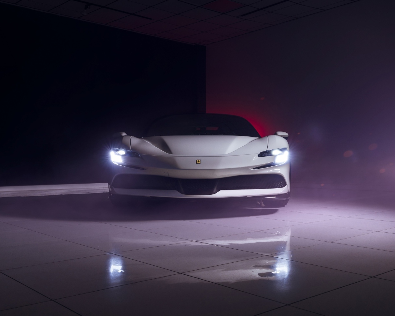 Вид спереди на автомобиль  Ferrari SF90 Stradale