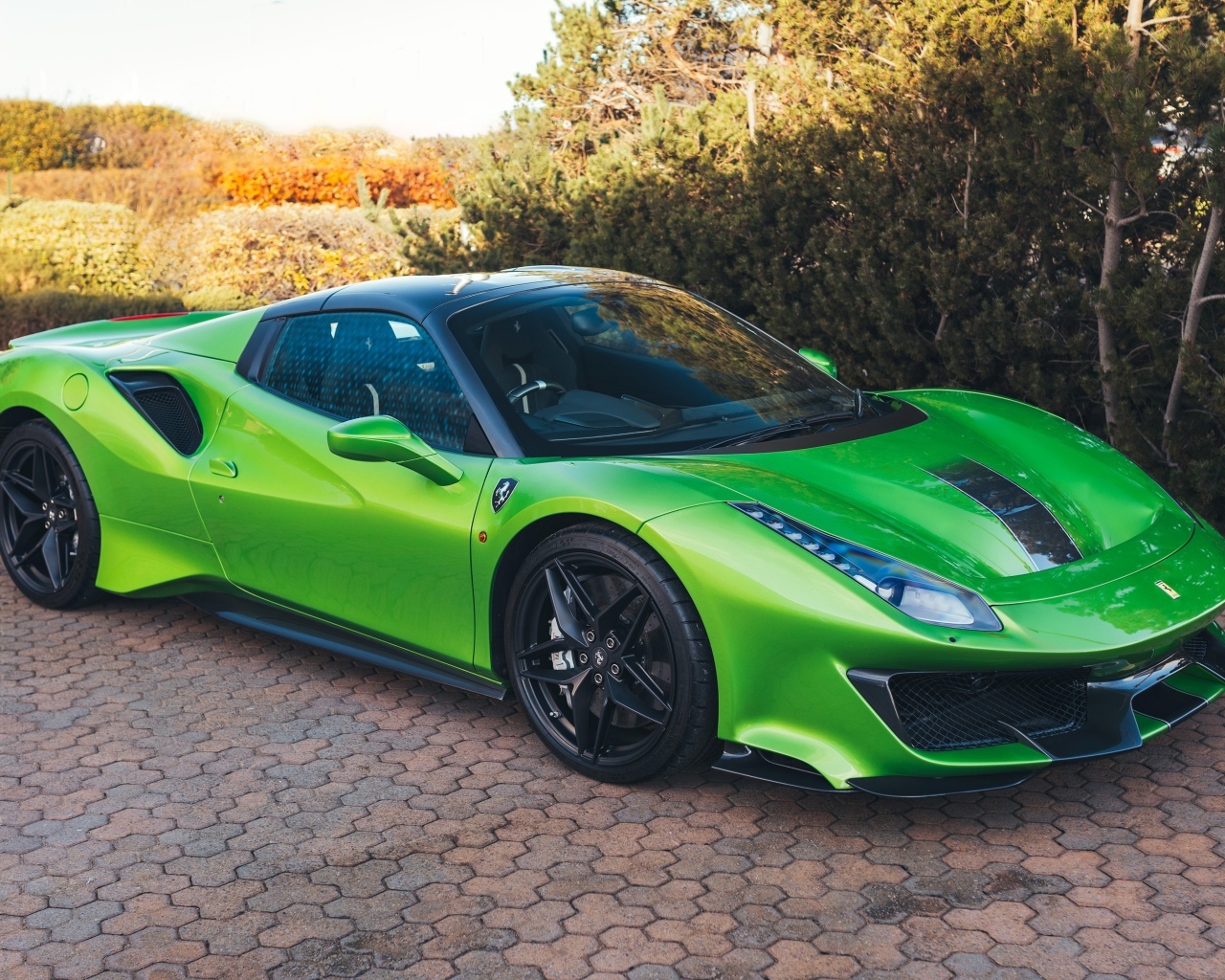 Зеленый автомобиль Ferrari 488 Pista Spider