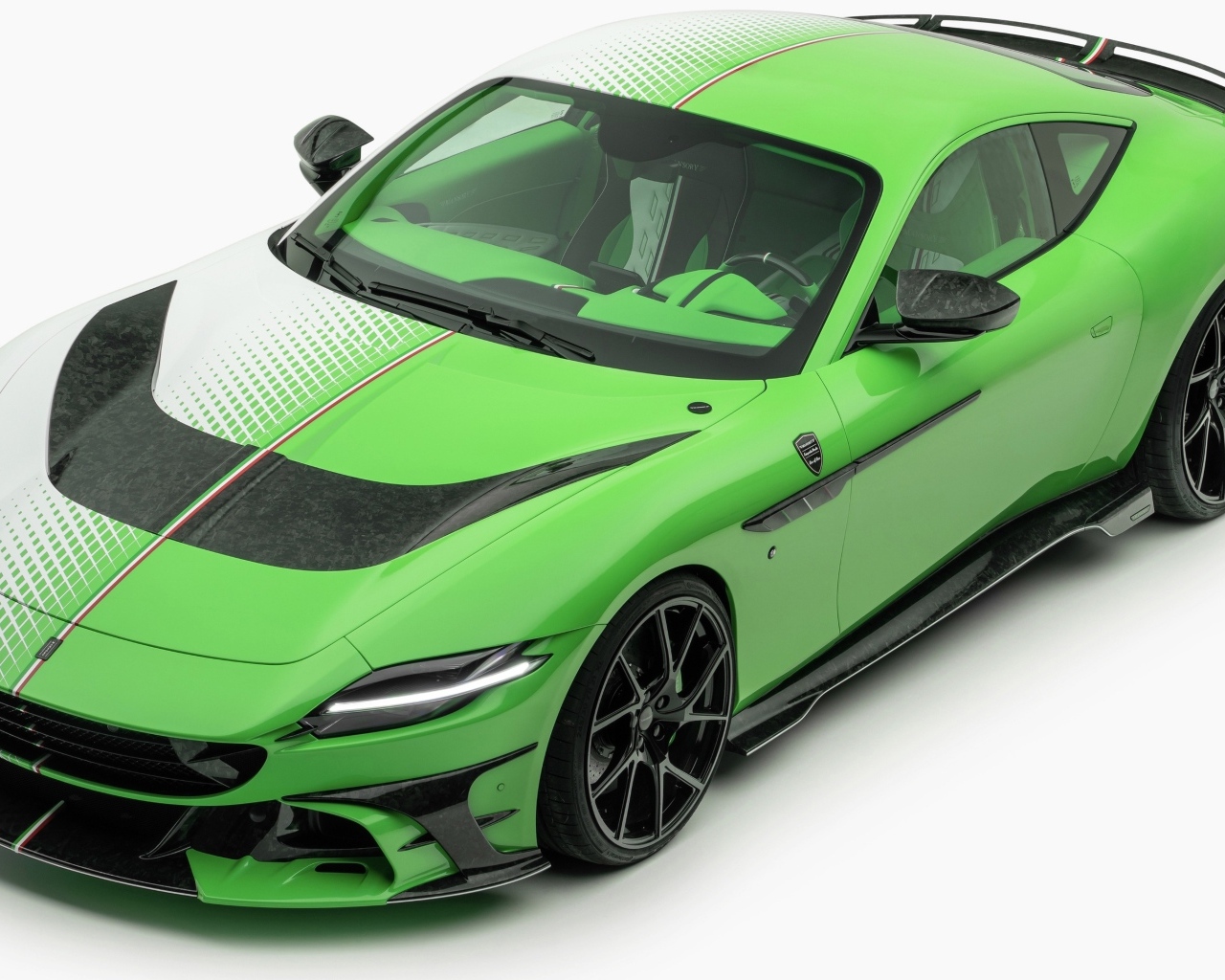Автомобиль Mansory Tempesta Verde Ferrari Roma на белом фоне