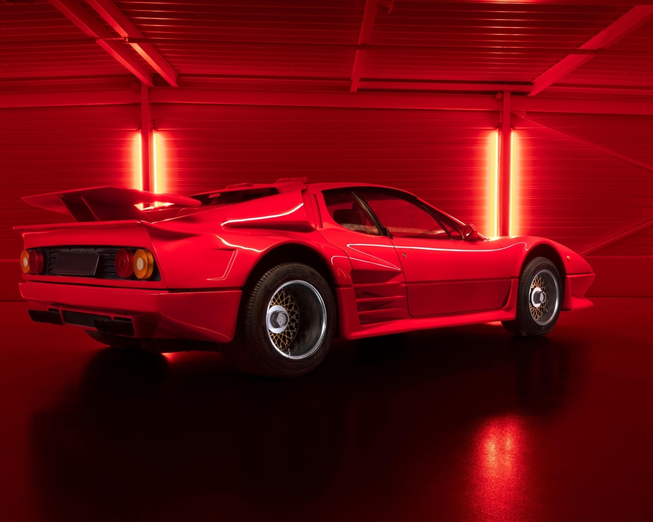 Вид сзади на автомобиль Koenig Ferrari 512 BB Twin Turbo By Pininfarina
