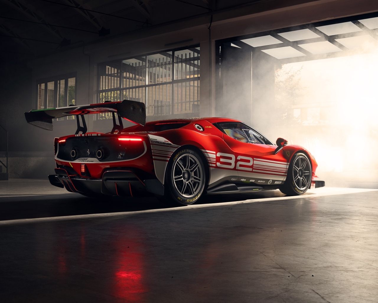 Вид сзади на автомобиль Ferrari 296 Challenge 2023 года