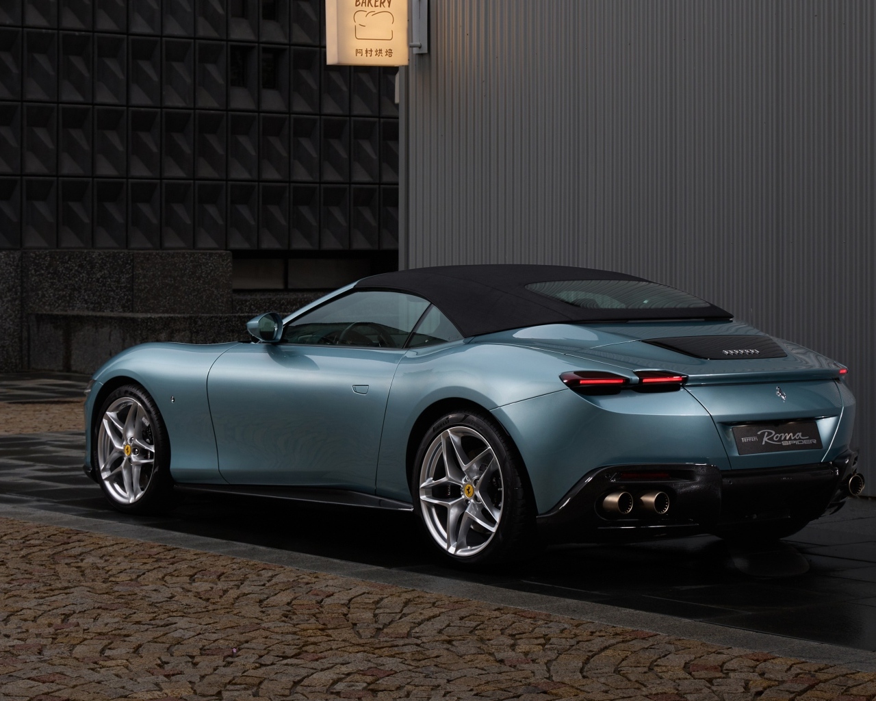 Вид сзади на автомобиль Ferrari Roma Spider 2023 года