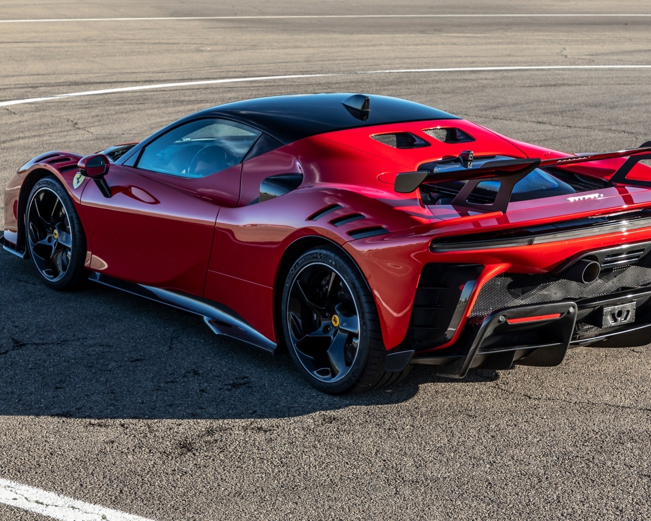 Вид сзади на автомобиль Ferrari SF90 XX Stradale 2023 года