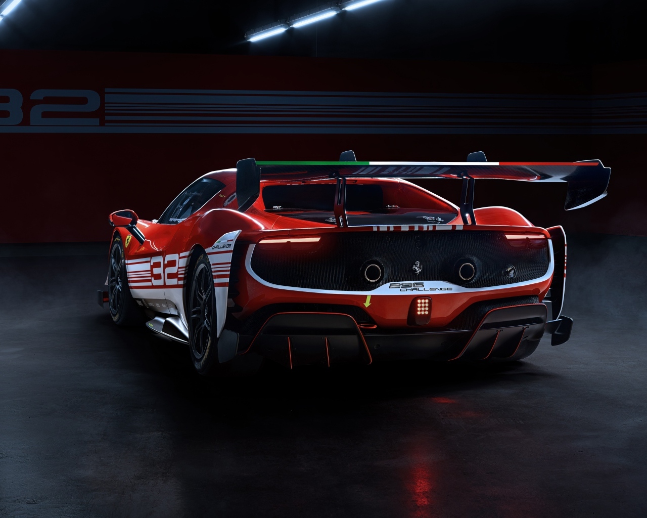 Вид сзади на спортивный автомобиль Ferrari 296 Challenge 2023